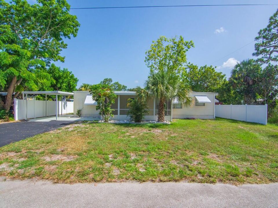 Active With Contract: $239,000 (3 beds, 1 baths, 872 Square Feet)