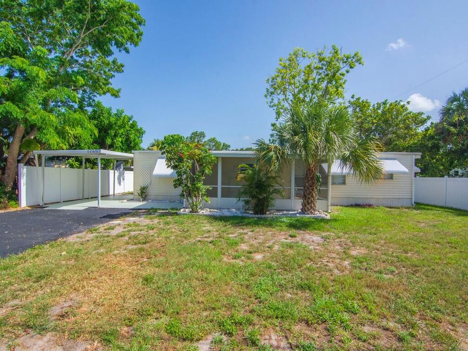 Active With Contract: $239,000 (3 beds, 1 baths, 872 Square Feet)