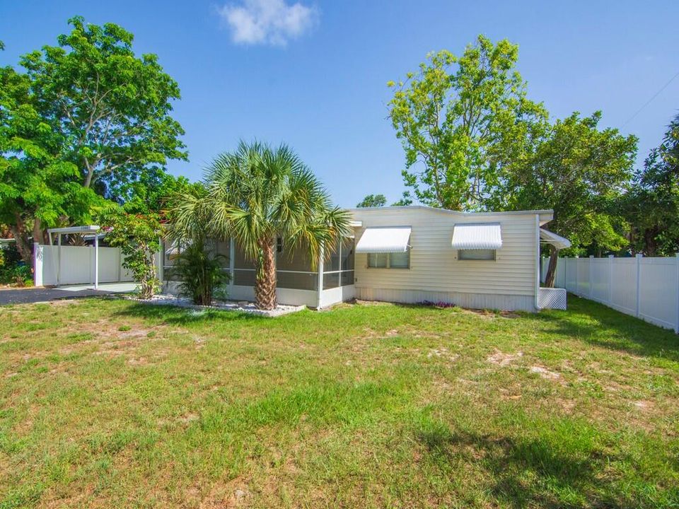 Active With Contract: $239,000 (3 beds, 1 baths, 872 Square Feet)