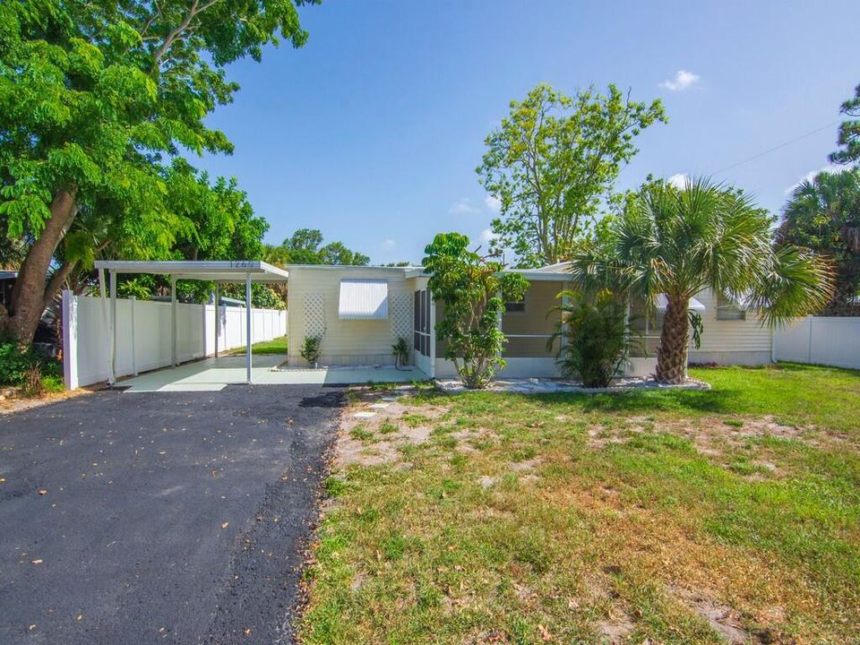 Active With Contract: $239,000 (3 beds, 1 baths, 872 Square Feet)