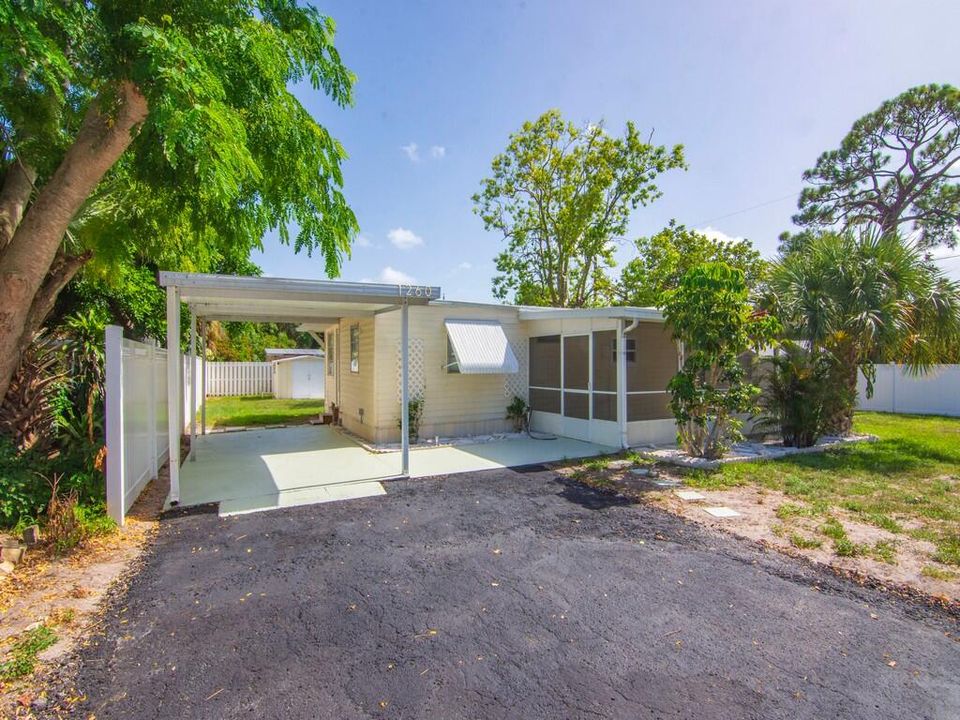 Active With Contract: $239,000 (3 beds, 1 baths, 872 Square Feet)