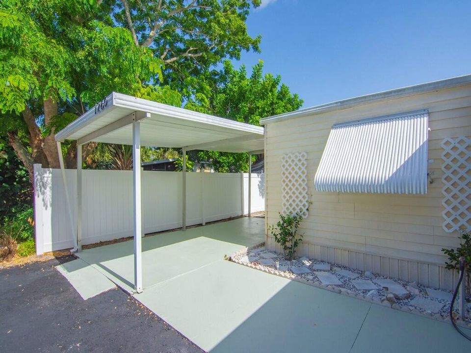 Active With Contract: $239,000 (3 beds, 1 baths, 872 Square Feet)