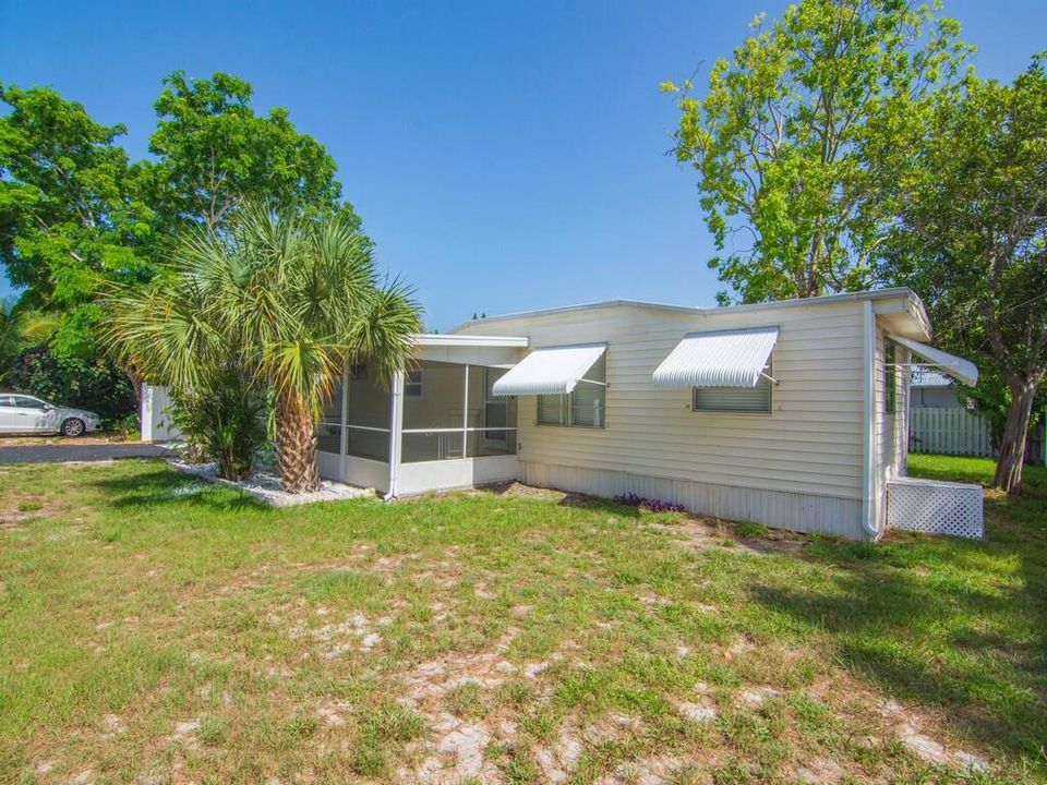 Active With Contract: $239,000 (3 beds, 1 baths, 872 Square Feet)