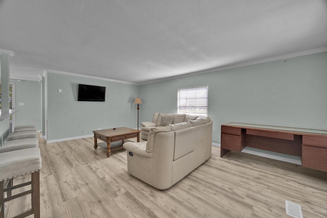 合同活跃: $59,900 (2 贝兹, 2 浴室, 1032 平方英尺)