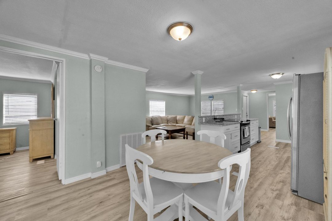 合同活跃: $59,900 (2 贝兹, 2 浴室, 1032 平方英尺)