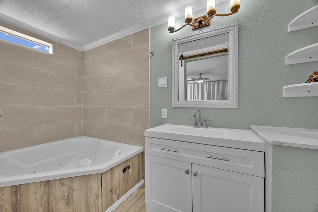 合同活跃: $59,900 (2 贝兹, 2 浴室, 1032 平方英尺)