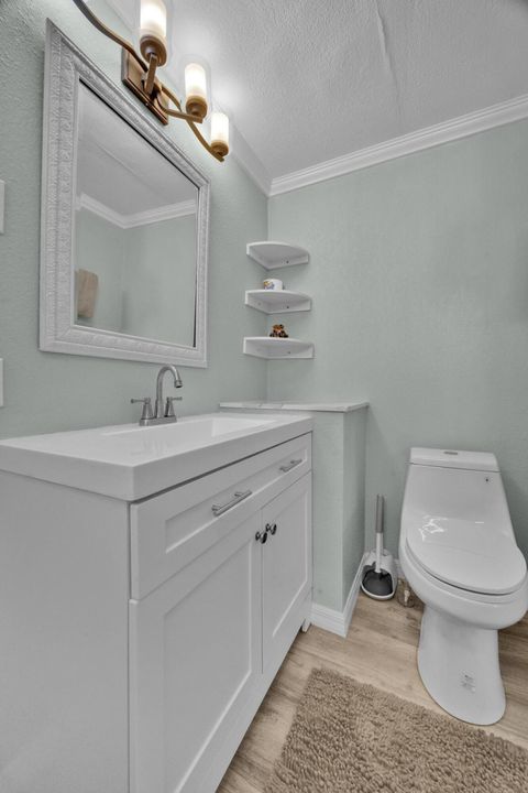 合同活跃: $59,900 (2 贝兹, 2 浴室, 1032 平方英尺)