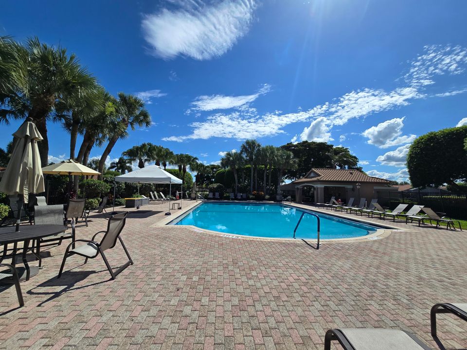 合同活跃: $4,750 (2 贝兹, 2 浴室, 1585 平方英尺)