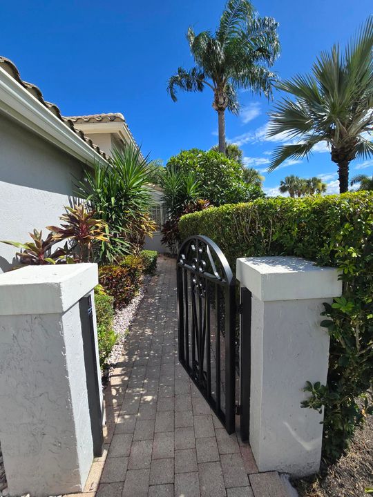 合同活跃: $4,750 (2 贝兹, 2 浴室, 1585 平方英尺)