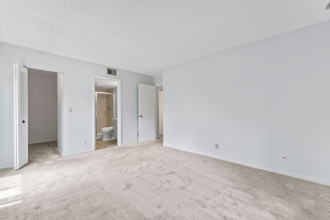 Под контрактом: $199,000 (2 спален, 2 ванн, 1111 Квадратных фут)