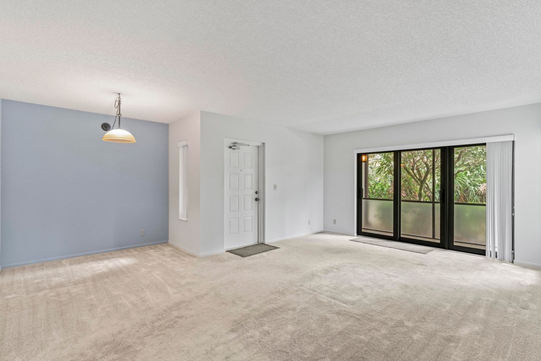 Под контрактом: $199,000 (2 спален, 2 ванн, 1111 Квадратных фут)