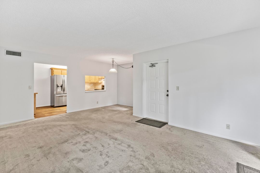 Под контрактом: $199,000 (2 спален, 2 ванн, 1111 Квадратных фут)