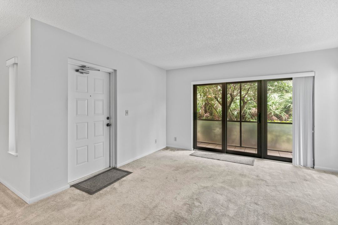 Под контрактом: $199,000 (2 спален, 2 ванн, 1111 Квадратных фут)