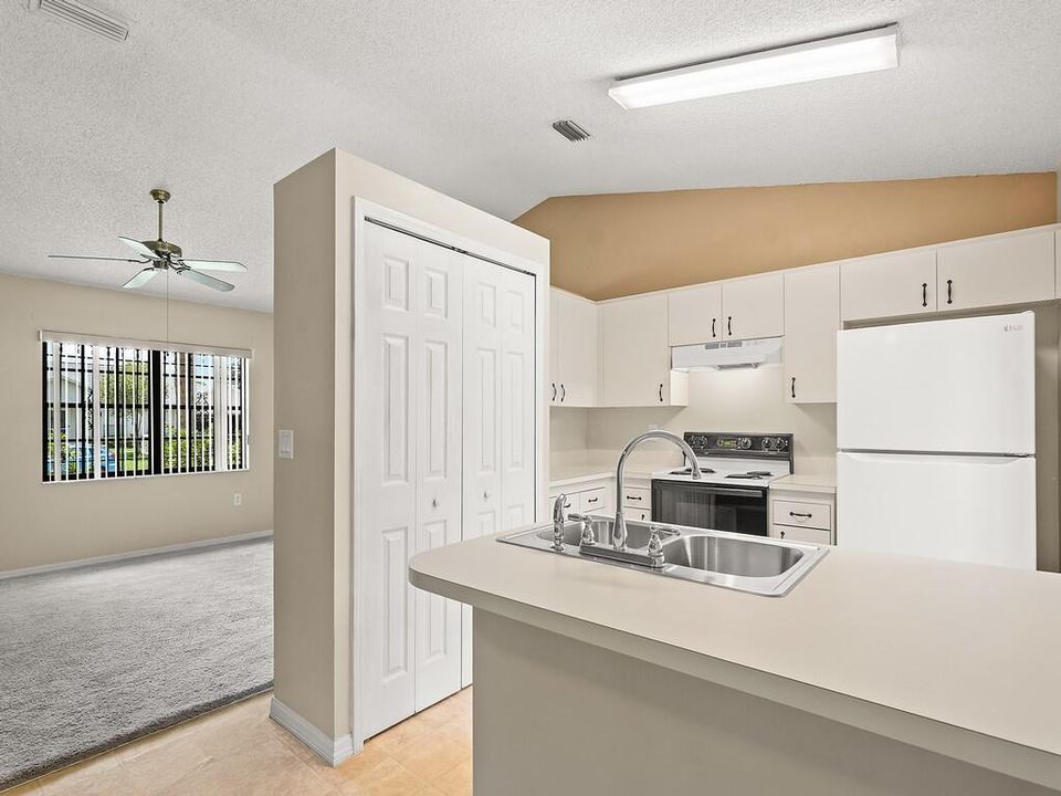 For Sale: $265,000 (3 beds, 2 baths, 1076 Square Feet)