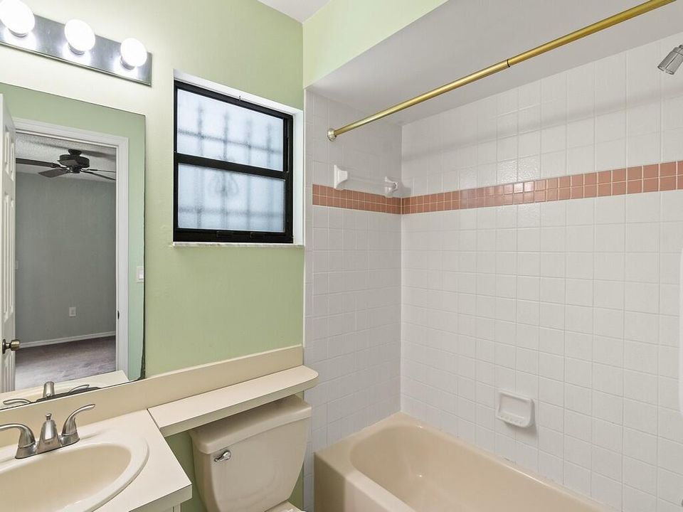 For Sale: $265,000 (3 beds, 2 baths, 1076 Square Feet)