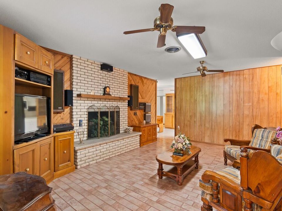 合同活跃: $485,000 (4 贝兹, 3 浴室, 2482 平方英尺)