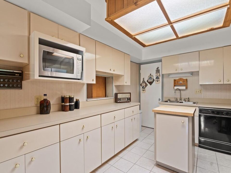 合同活跃: $485,000 (4 贝兹, 3 浴室, 2482 平方英尺)