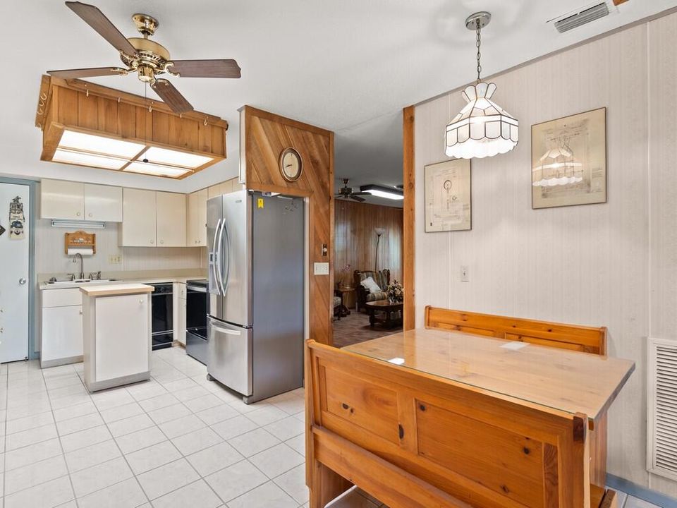 合同活跃: $485,000 (4 贝兹, 3 浴室, 2482 平方英尺)