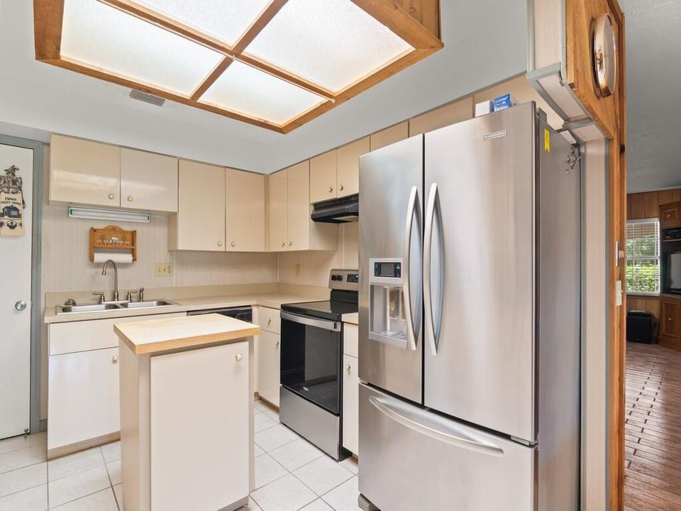 合同活跃: $485,000 (4 贝兹, 3 浴室, 2482 平方英尺)