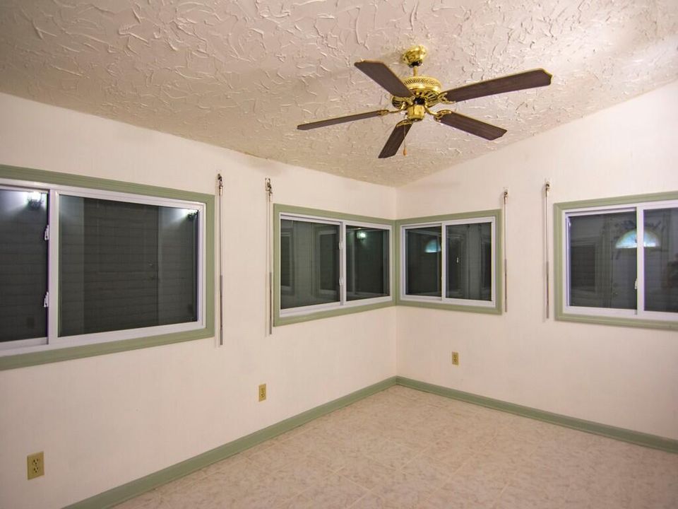 合同活跃: $485,000 (4 贝兹, 3 浴室, 2482 平方英尺)