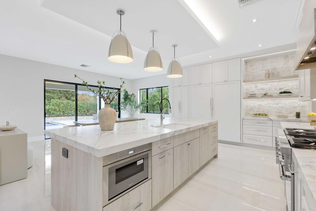 For Sale: $3,795,000 (5 beds, 5 baths, 4545 Square Feet)