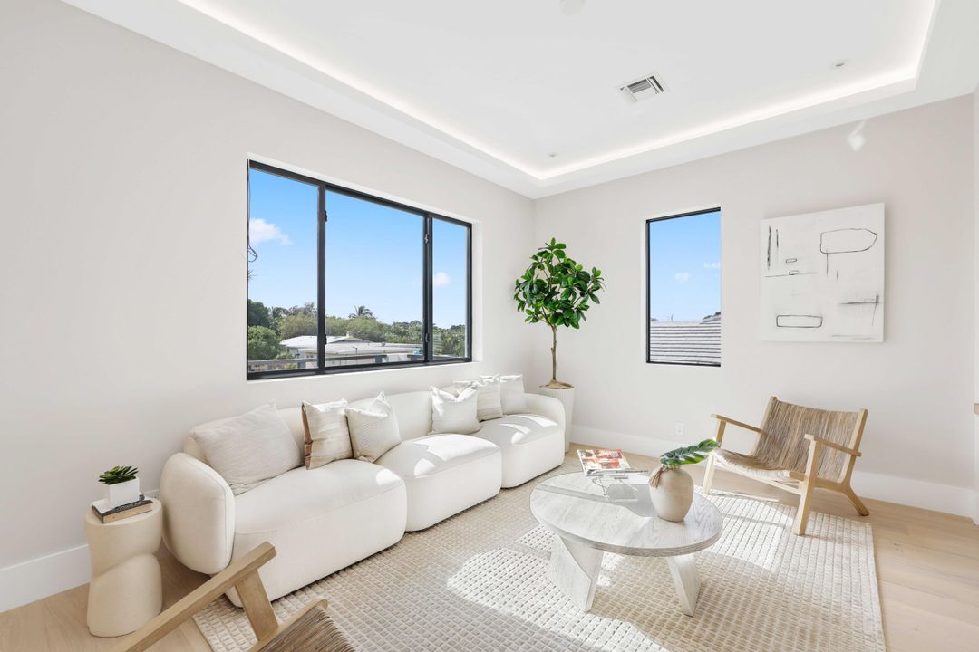 For Sale: $3,795,000 (5 beds, 5 baths, 4545 Square Feet)