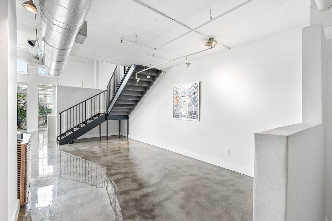 合同活跃: $1,050,000 (2 贝兹, 2 浴室, 1795 平方英尺)