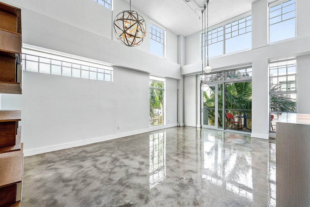 合同活跃: $1,050,000 (2 贝兹, 2 浴室, 1795 平方英尺)