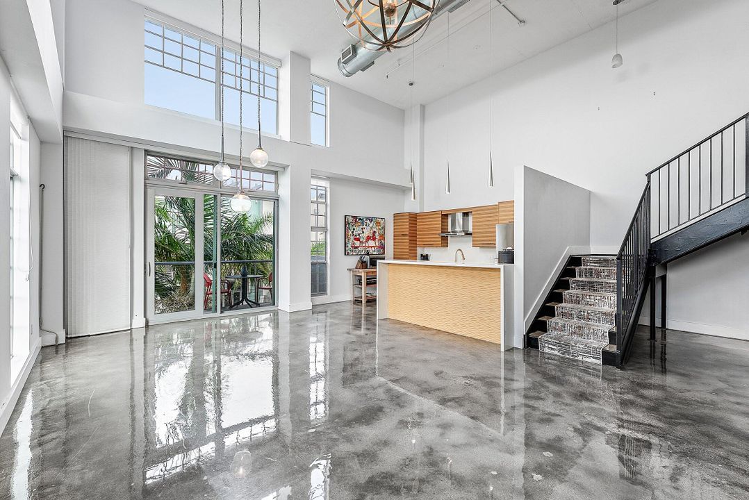 合同活跃: $1,050,000 (2 贝兹, 2 浴室, 1795 平方英尺)