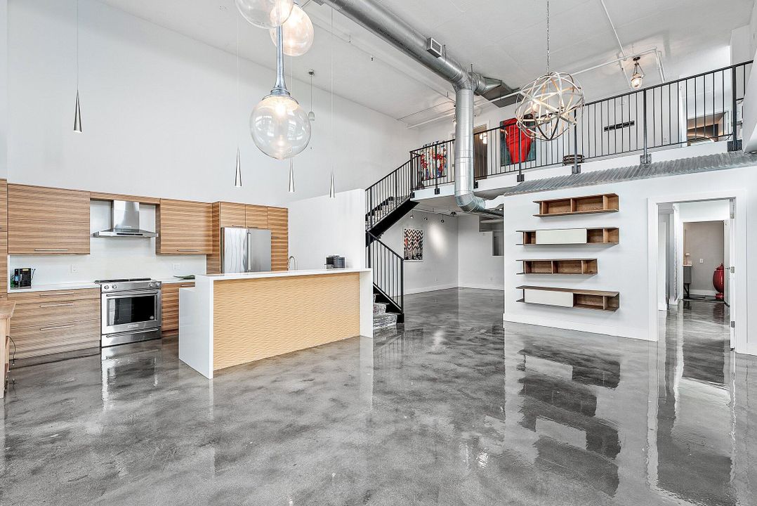 合同活跃: $1,050,000 (2 贝兹, 2 浴室, 1795 平方英尺)