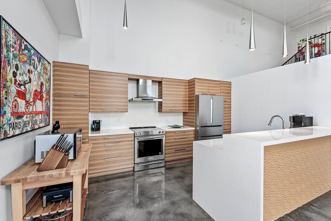 合同活跃: $1,050,000 (2 贝兹, 2 浴室, 1795 平方英尺)