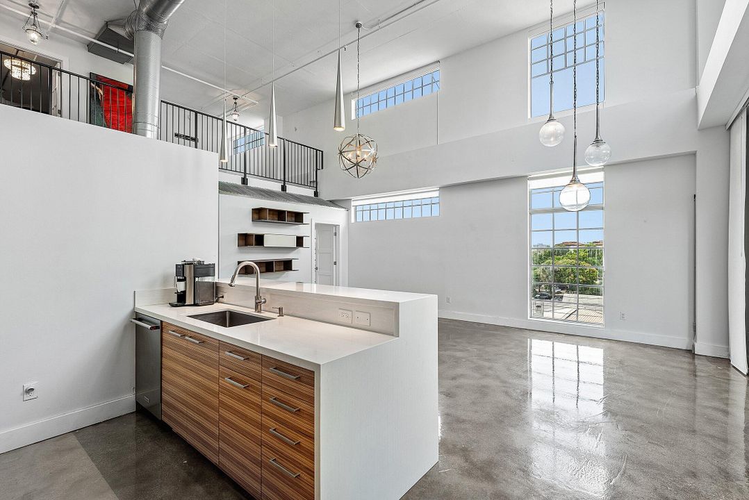 合同活跃: $1,050,000 (2 贝兹, 2 浴室, 1795 平方英尺)