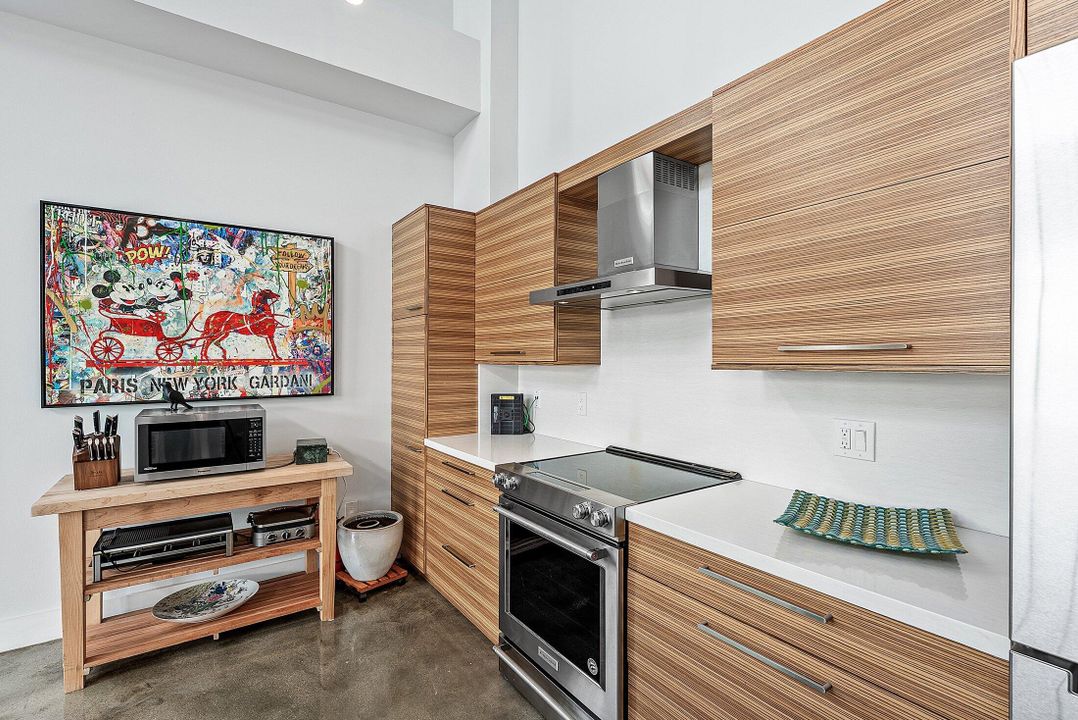 合同活跃: $1,050,000 (2 贝兹, 2 浴室, 1795 平方英尺)