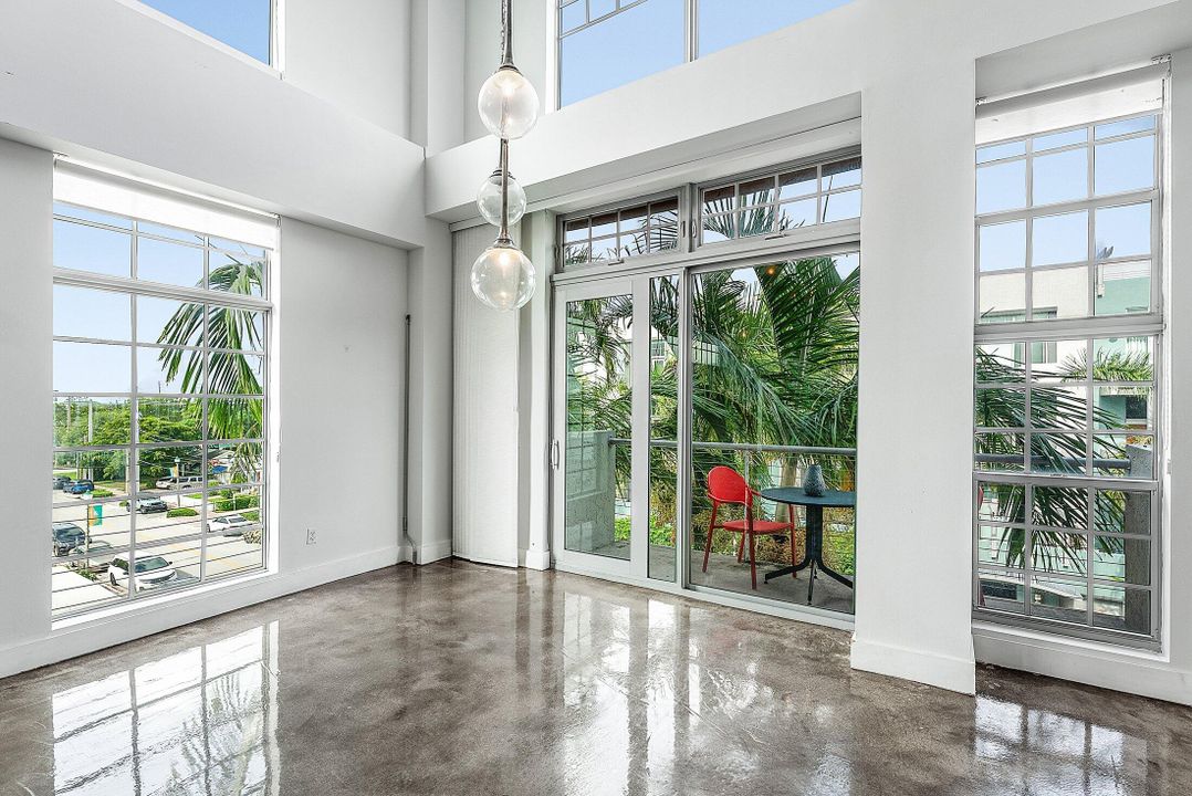 合同活跃: $1,050,000 (2 贝兹, 2 浴室, 1795 平方英尺)