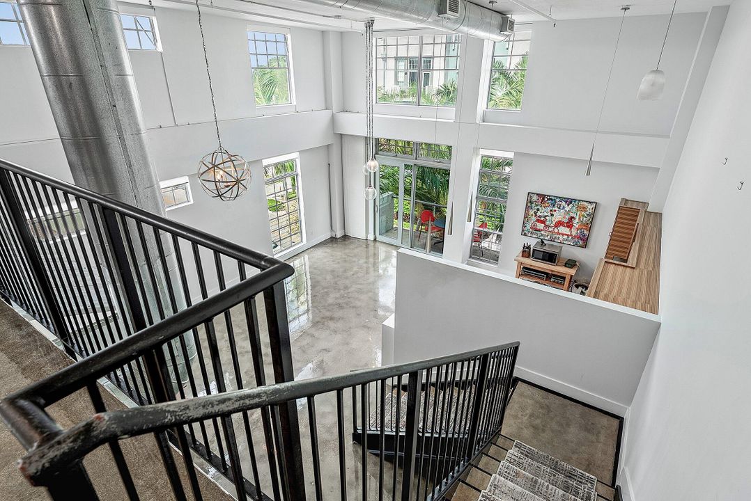 合同活跃: $1,050,000 (2 贝兹, 2 浴室, 1795 平方英尺)