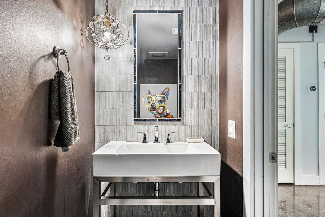 合同活跃: $1,050,000 (2 贝兹, 2 浴室, 1795 平方英尺)