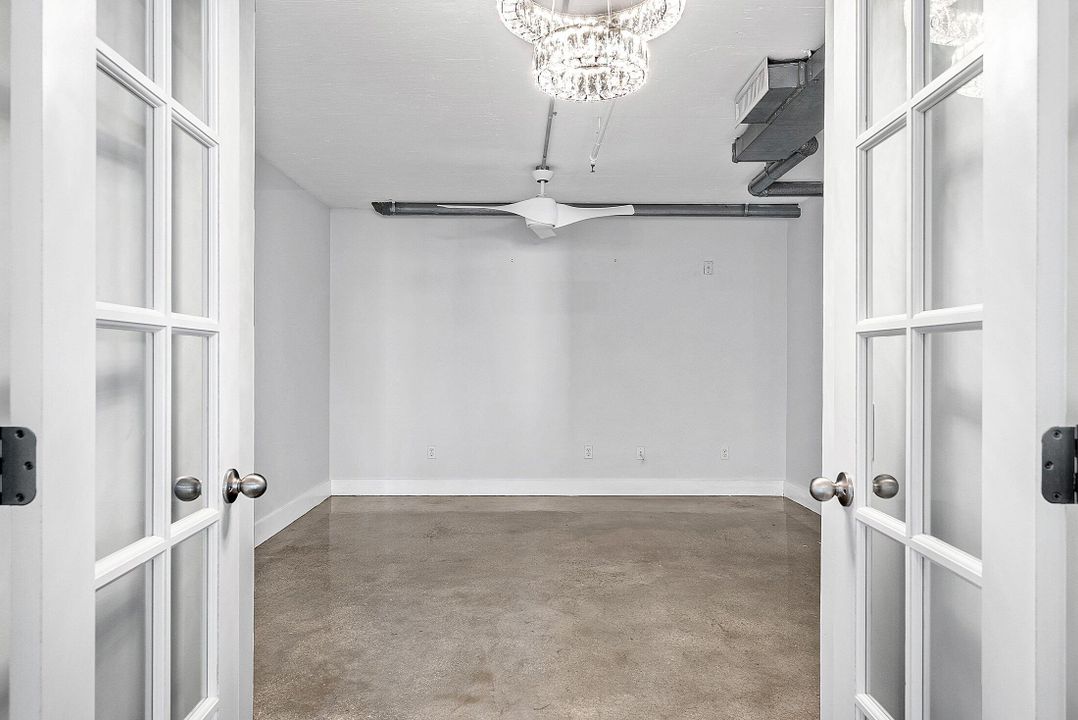 合同活跃: $1,050,000 (2 贝兹, 2 浴室, 1795 平方英尺)