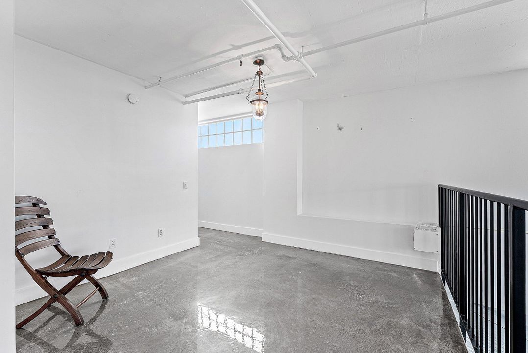 合同活跃: $1,050,000 (2 贝兹, 2 浴室, 1795 平方英尺)