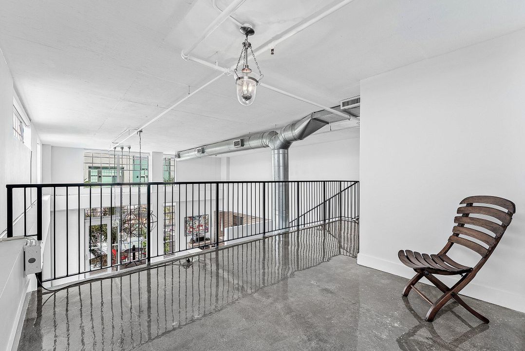 合同活跃: $1,050,000 (2 贝兹, 2 浴室, 1795 平方英尺)