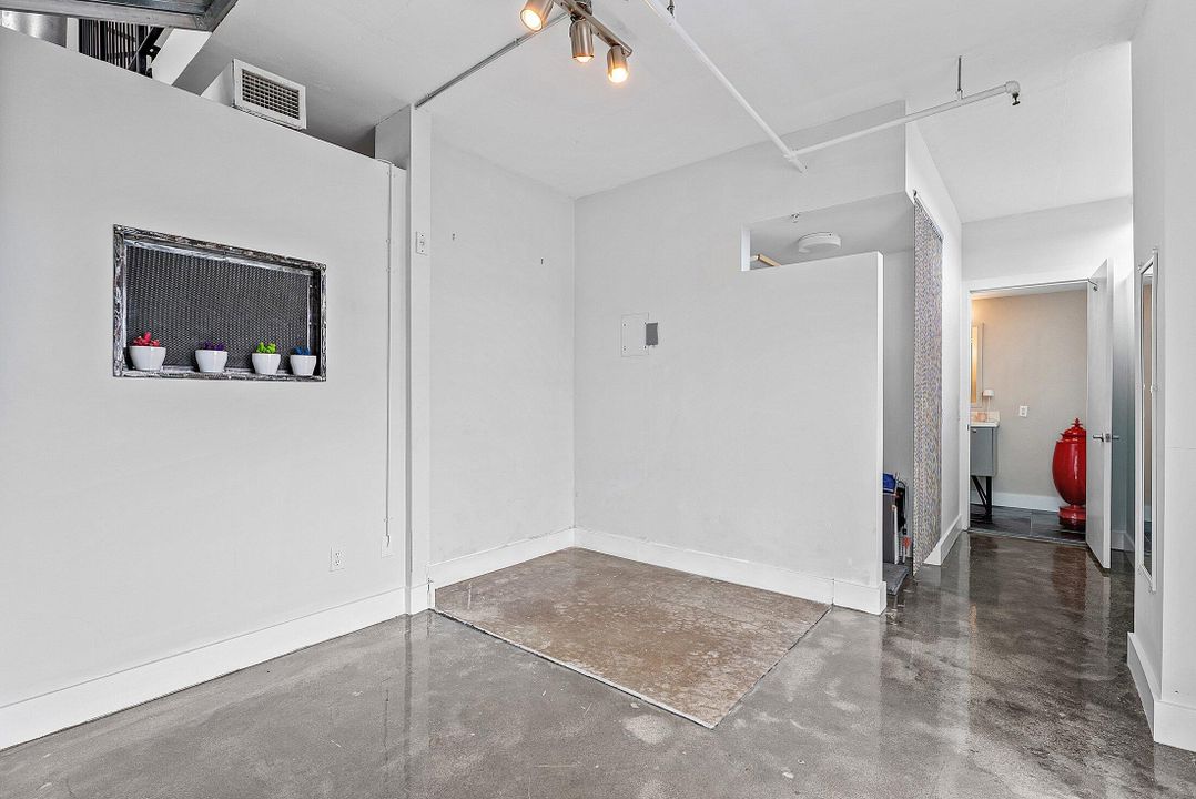 合同活跃: $1,050,000 (2 贝兹, 2 浴室, 1795 平方英尺)