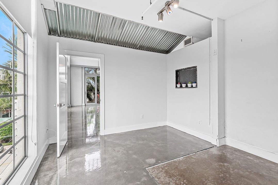 合同活跃: $1,050,000 (2 贝兹, 2 浴室, 1795 平方英尺)