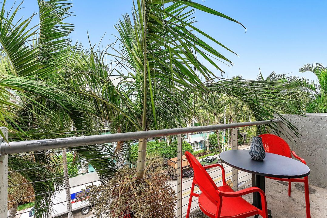 合同活跃: $1,050,000 (2 贝兹, 2 浴室, 1795 平方英尺)