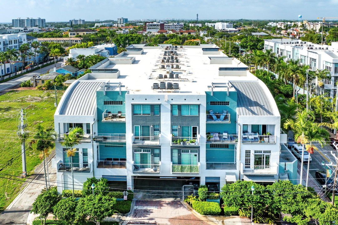 合同活跃: $1,050,000 (2 贝兹, 2 浴室, 1795 平方英尺)