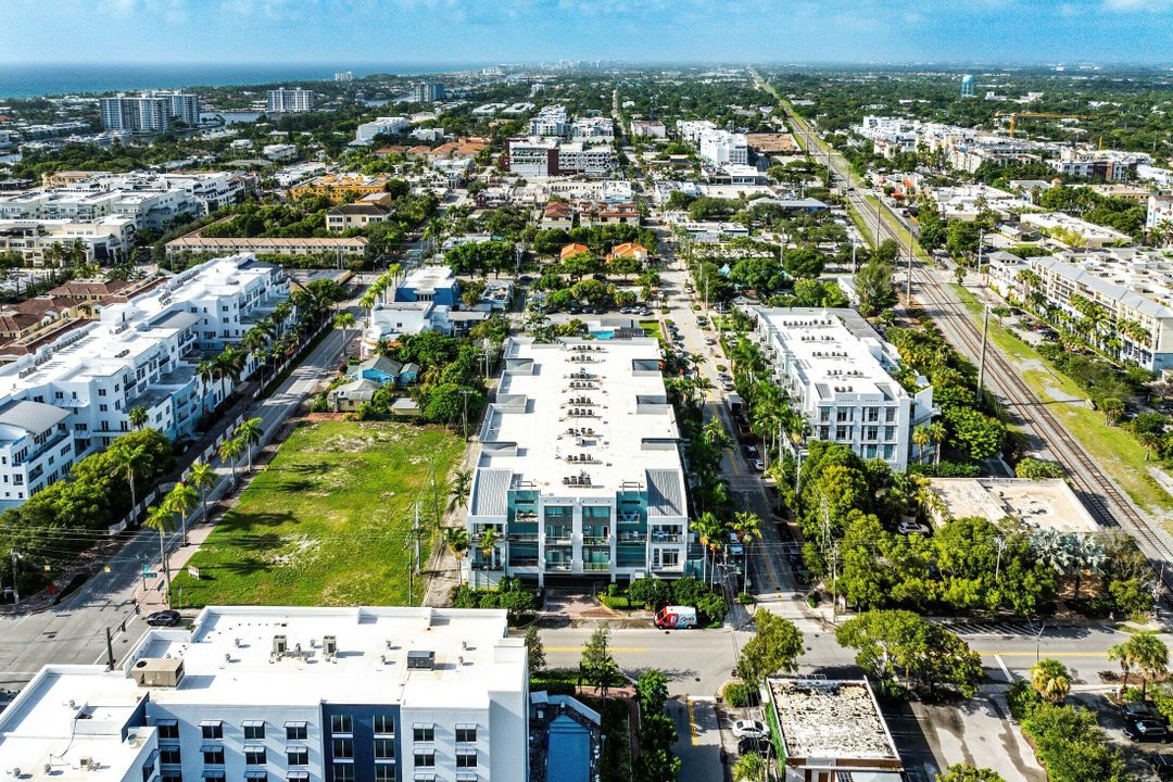 合同活跃: $1,050,000 (2 贝兹, 2 浴室, 1795 平方英尺)