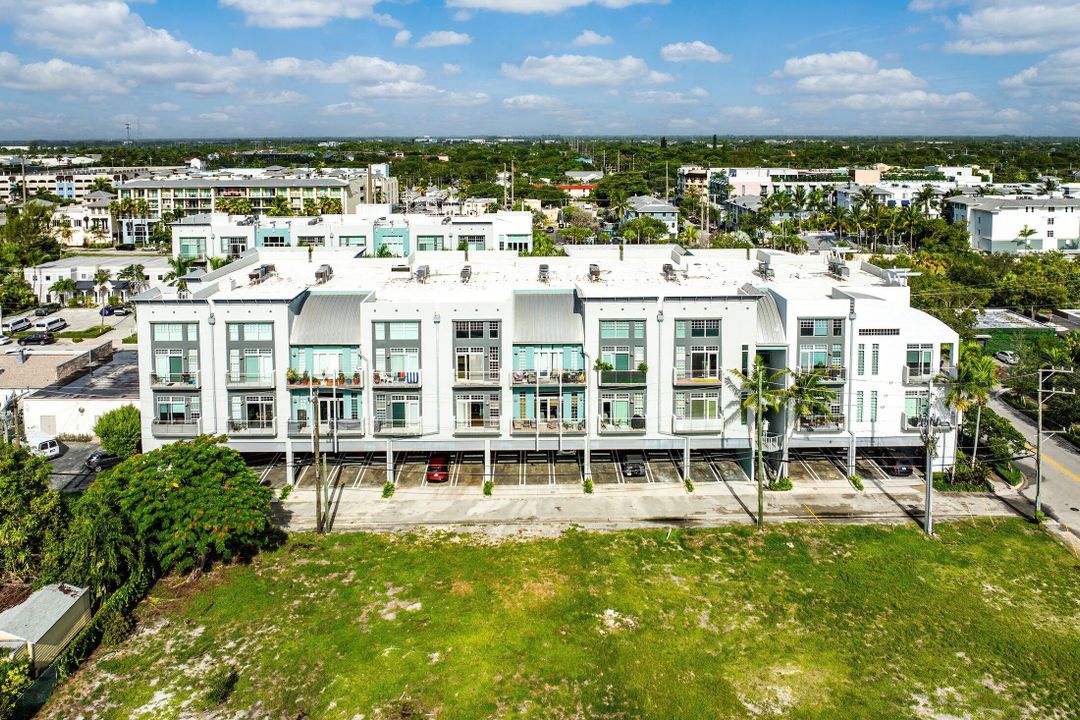 合同活跃: $1,050,000 (2 贝兹, 2 浴室, 1795 平方英尺)