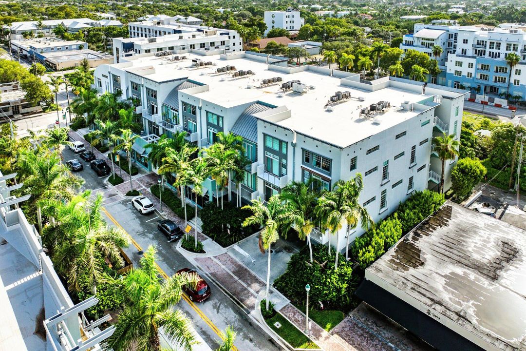 合同活跃: $1,050,000 (2 贝兹, 2 浴室, 1795 平方英尺)