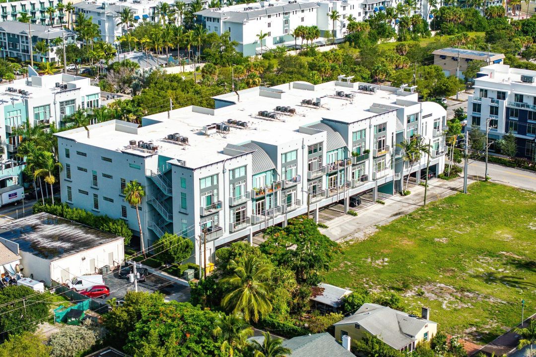 合同活跃: $1,050,000 (2 贝兹, 2 浴室, 1795 平方英尺)