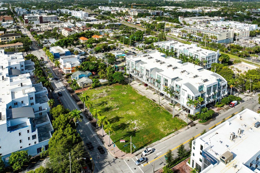 合同活跃: $1,050,000 (2 贝兹, 2 浴室, 1795 平方英尺)