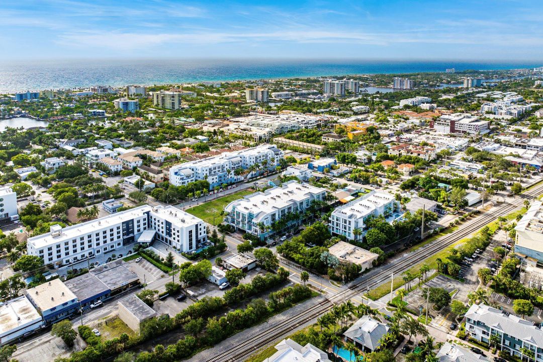 合同活跃: $1,050,000 (2 贝兹, 2 浴室, 1795 平方英尺)