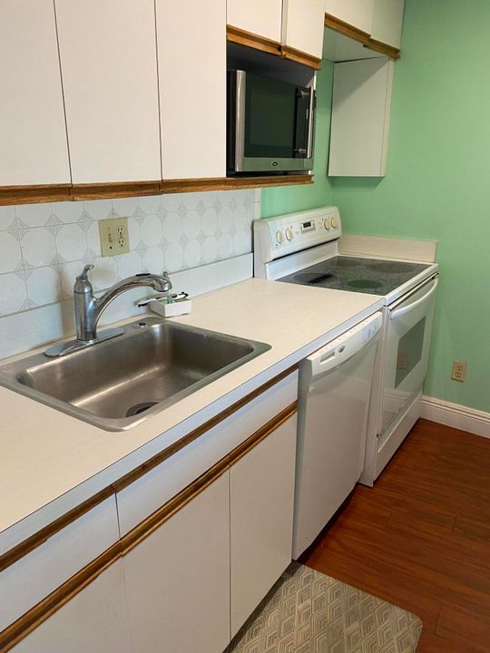 合同活跃: $199,000 (1 贝兹, 2 浴室, 922 平方英尺)